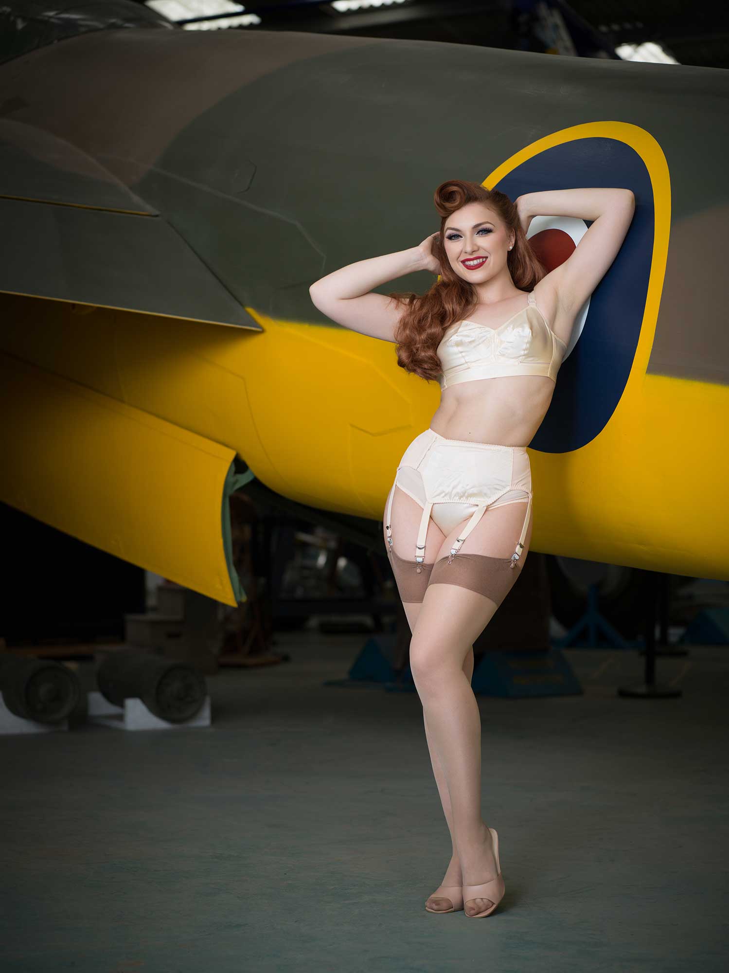 Vintage Pinup felicity Furore poses for Planes & Pinups: The Mosquito Photography Shoot Day with original de Havilland DH98 Mosquito prototype © Tigz Rice Ltd 2022. https://www.tigzrice.com