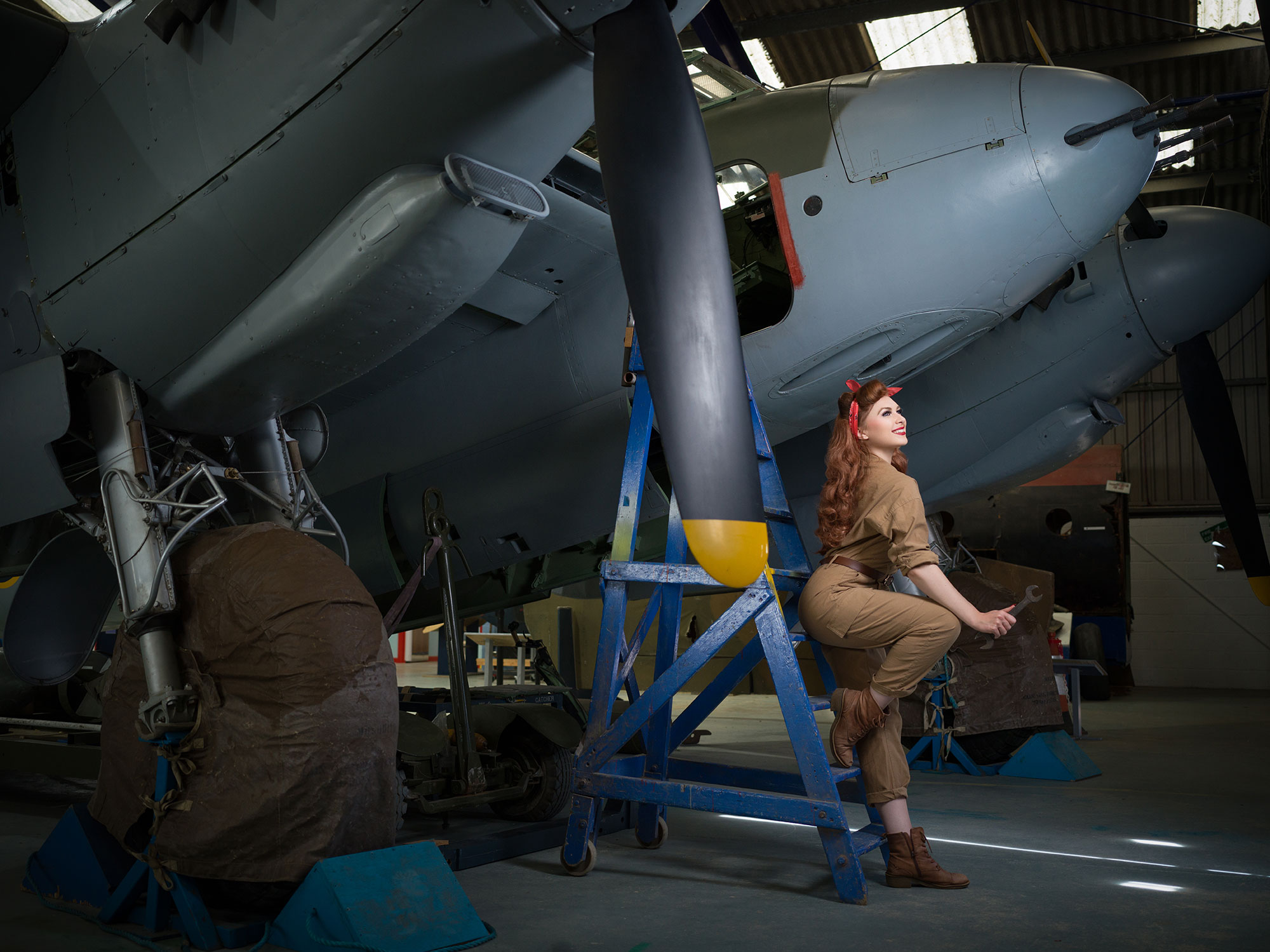 Vintage Pinup felicity Furore poses for Pinups & Planes: The Mosquito Photography Shoot Day with original de Havilland DH98 Mosquito prototype © Tigz Rice Ltd 2022. https://www.tigzrice.com