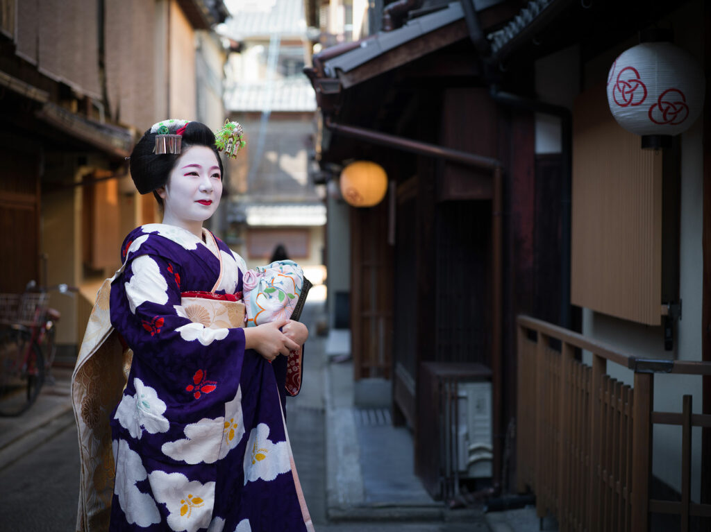 Maiko Kohatsu 子はつ in Kyoto's Gion district photographed by UK empowerment photographer Tigz Rice © Tigz Rice Ltd 2023. https://www.tigzrice.com