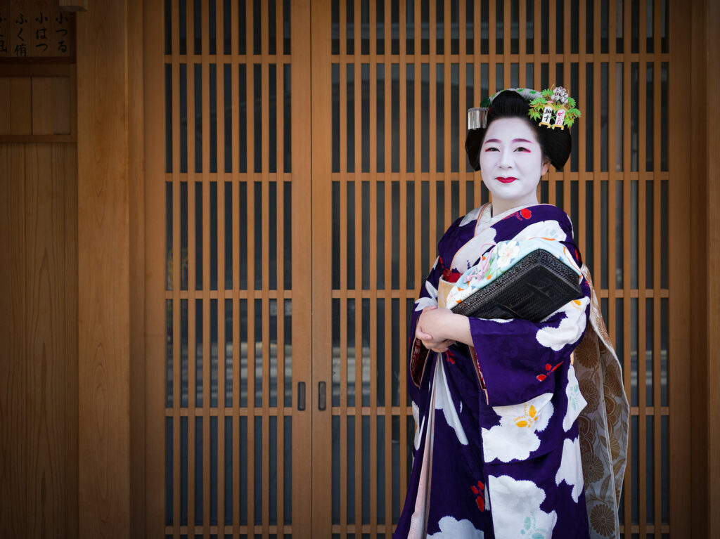 Maiko Kohatsu 子はつ in Kyoto's Gion district photographed by UK empowerment photographer Tigz Rice © Tigz Rice Ltd 2023. https://www.tigzrice.com