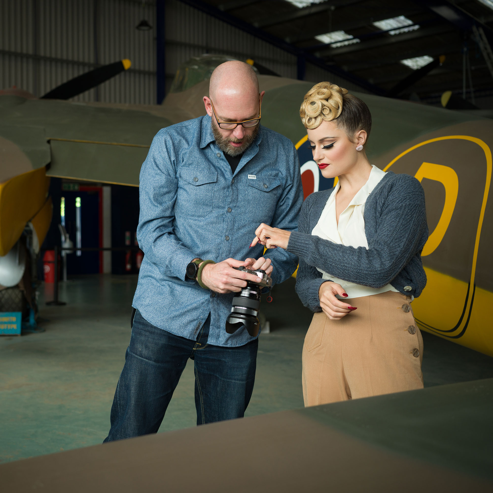 Vintage Pinup felicity Furore poses for Pinup Photography Workshop with original de Havilland Mosquito prototype © Tigz Rice Ltd 2022. https://www.tigzrice.com