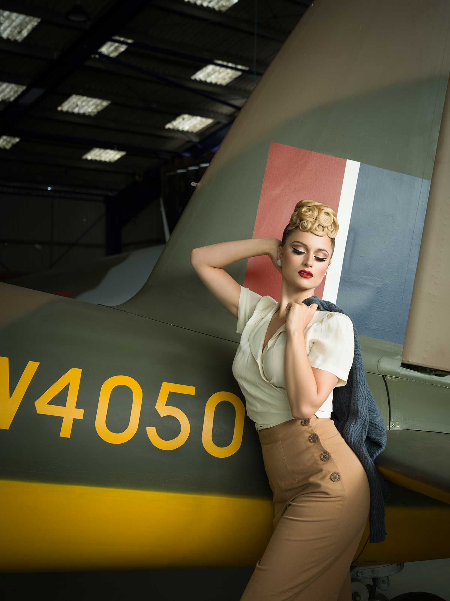 UK Burlesque performer Didi Derriere models at de Havilland Aircraft Museum for Tigz Rice's Planes And Pinups Workshop © Tigz Rice Ltd 2022. https://www.tigzrice.com