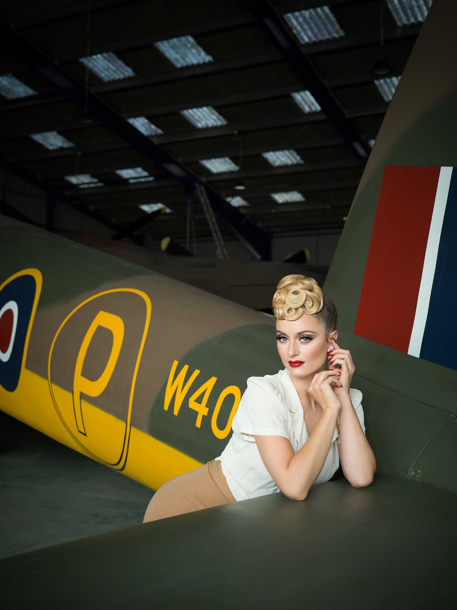 UK Burlesque performer Didi Derriere models at de Havilland Aircraft Museum for Tigz Rice's Planes And Pinups Workshop © Tigz Rice Ltd 2022. https://www.tigzrice.com