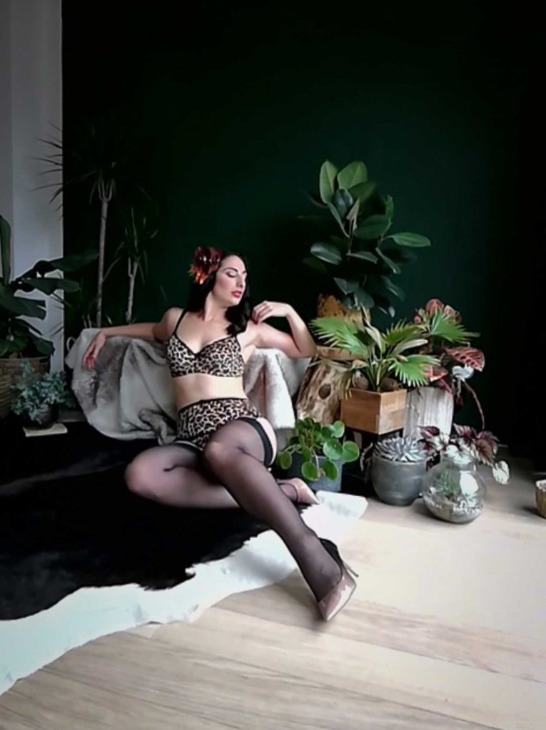 Miss Betty L'Amour's Virtual Boudoir Shoot © Tigz Rice Ltd 2020. https://www.tigzrice.com