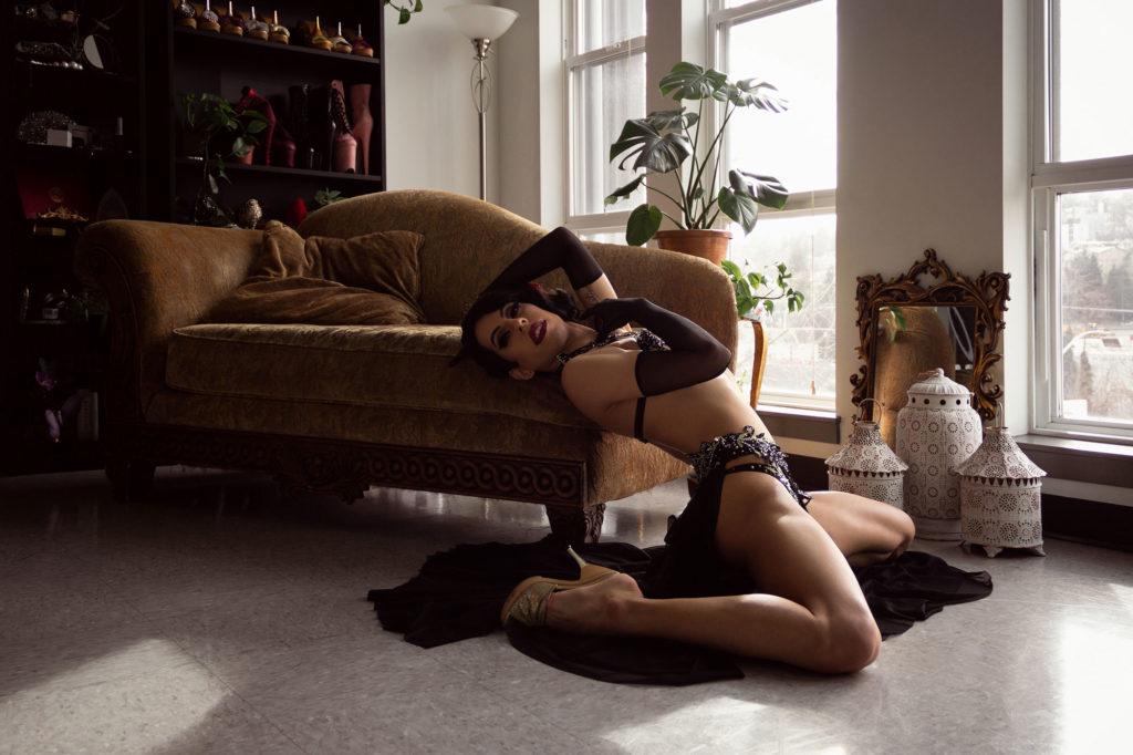 How to prepare for a virtual shoot - Virtual boudoir shoot advice from internationally acclaimed UK boudoir photographer Tigz Rice - featuring burlesque performer Moscato Extatique